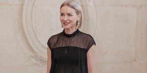 Η Ναόμι Γουότς πήγε κομψή στην πρεμιέρα της ταινίας της, όμως ο γιος της έκλεψε τα βλέμματα -Δείτε τον 17χρονο Σάσα