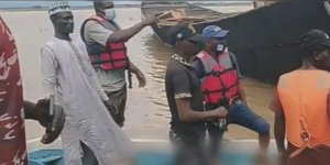 Aνθρωπο σε βάρκα με νεκρούς από ναυάγιο