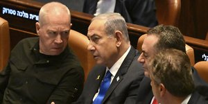 Ο Ισραηλινός πρωθυπουργός Μπενιαμίν Νετανιάχου (κέντρο), μιλά στον υπουργό Άμυνας Γκαλάντ, αριστερά, στη Κνεσέτ, στην Ιερουσαλήμ