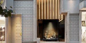 Το χερούλι της αλουμινένιας πόρτας του καταστήματος έχει επένδυση από χρυσό/ Φωτογραφία: Gilbert McCarragher