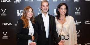 Από αριστερά προς τα δεξιά: Αγάπη Κεφαλογιάννη - Διευθύντρια Προγράμματος Nova, Λουκάς Κατσίκας - Καλλιτεχνικός Διευθυντής Νυχτών Πρεμιέρας, Τατιάνα Παππά - Γενική Διευθύντρια Νυχτών Πρεμιέρας
