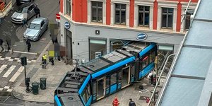 Τραμ εκτροχιάστηκε και κατέληξε μέσα σε κατάστημα στο Όσλο /Φωτογραφία: X
