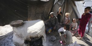 παιδια γυρω απο φουρνο 