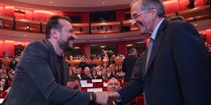 Η χειραψία Νίκου Παππά με τον Αντώνη Σαμαρά