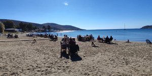 Στις παραλίες οι Αθηναίοι μετά την παρέλαση της 28ης Οκτωβρίου