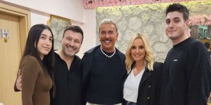 Ο Γιάννης Πλούταρχος με τα παιδιά του, την Πέγκυ Ζήνα και τον Λάκη Γαβαλά