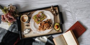 Πρωινό και καφές σε δίσκο