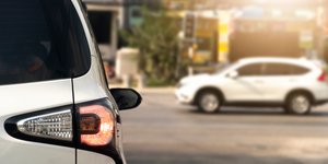 Κίνηση αυτοκινήτων σε διασταύρωση 