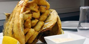 Τα καλύτερα στέκια για φαγητό την 28η Οκτωβρίου: Καλό κρέας, φρέσκο ψάρι και απίθανοι μεζέδες