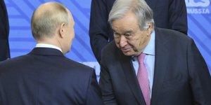 Ο Γκουτέρες χαιρετά τον Πούτιν