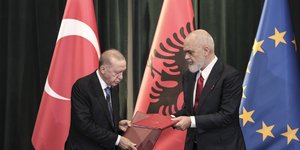 Ράμα και Ερντογάν ανταλλάσουν φακέλους