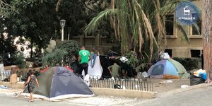 Παράτυποι μετανάστες στη Ρόδο διαμένουν σε σκηνές στη μέση του δρόμου 