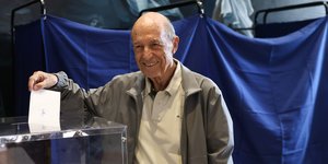 Ο Κώστας Σημίτης ρίχνει τη ψήφο του στις εκλογές του ΠΑΣΟΚ