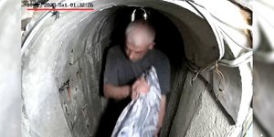 O Γιαχία Σινουάρ μέσα στο τούνελ
