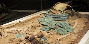 σκελετος με κοσμηματα 