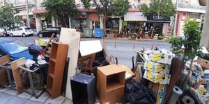 Σκουπιδια στο δρόμο