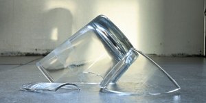 Σπασμένο ποτήρι στο πάτωμα