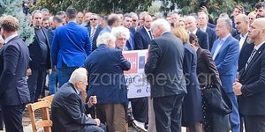 Με συνθήματα για τις γερμανικές αποζημιώσεις η υποδοχή στον Σταϊνμάιερ 