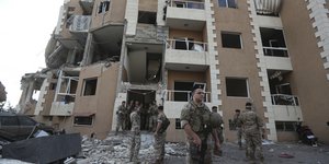 Στρατιώτες σε βομβαρδισμένο κτίριο στον Λίβανο