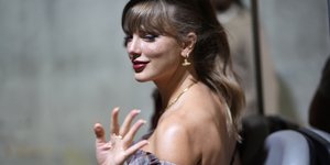 Τέιλορ Σουίφτ χαιρεταει