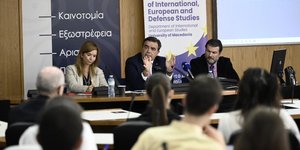 O Μαργαρίτης Σχοινάς μιλάει σε φοιτητές της ΠΑΜΑΚ