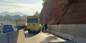 Το σχολικό λεωφορείο στη Θεσσαλονίκη στο οποίο άνοιξε πυροσβεστήρας
