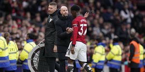 Ο Έρικ Τεν Χαγκ (αριστερά) και ο Κόμπι Μέινου (δεξιά) 