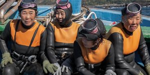 Η ταινία The Last Of The Sea Women παρουσιάζει μια εκπληκτική ομάδα δυναμικών πολεμιστριών-γιαγιάδων που δίνουν μια ζωηρή μάχη ενάντια σε τεράστιες ωκεάνιες απειλές