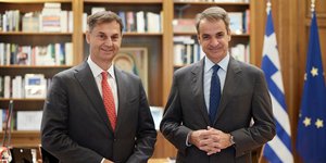 Χάρης Θεοχάρης και Κυριάκος Μητσοτάκης στο Μέγαρο Μαξίμου