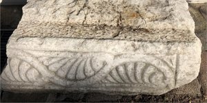 Τμήμα λίθινου επιστυλίου ή υπέρθυρου μεσοβυζαντινών χρόνων (8ος-12ος αι. μ.Χ.)
