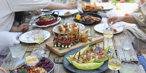 Τραπέζι με φαγητό και κρασί 