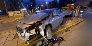 Αυτοκίνητο «καρφώθηκε» σε φανάρι στον Δενδροπόταμο Θεσσαλονίκης