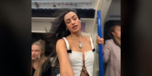 Η influencer Σαμπρίνα Μπαχσούν στο μετρό του Λονδίνου