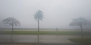 Ανδρας τρέχει εν μέσω καταιγίδας