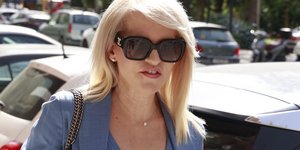 H Θεοδώρα Τζάκρη με γυαλιά ηλίου