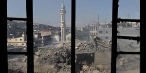 Τζαμί σε βομβαρδισμένο τοπίο στον Λίβανο