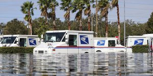 Βαν στη Φλόριντα σε πλημμυρισμένο δρόμο