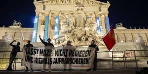 Διαδηλωτές στη Βιέννη με αντιναζιστικό πανό