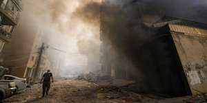 Καπνοί αναδύονται από κτίρια μετά το χτύπημα του Ισραήλ στη Βηρυτό