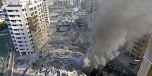 Καπνοί βγαίνουν από κτίρια μετά από χτύπημα του Ισραήλ στη Βηρυτό