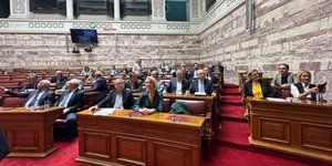 Ενημέρωση Παπαθανάση στους «γαλάζιους» βουλευτές