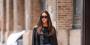 γυναίκα με μαύρο παλτό