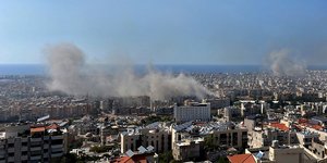 Καπνός υψώνεται μετά από ισραηλινές αεροπορικές επιδρομές στο Dahiyeh, Βηρυτός, Λίβανος, Πέμπτη, 3 Οκτωβρίου 2024. (AP Photo/Fadi Tawil)