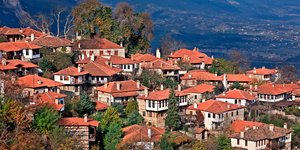 κοκκινες σκεπες χωριο 