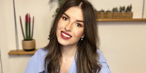 Χριστίνα Καραθανάση στο Bovary: H viral φιλόλογος του Instagram εξηγεί γιατί οι νέοι χρησιμοποιούν περιορισμένο λεξιλόγιο