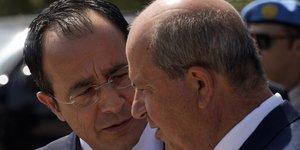 Ο πρόεδρος της Κυπριακής Δημοκρατίας, Νίκος Χριστοδουλίδης (αριστερά) και ο πρόεδρος του ψευδοκράτους, Ερσίν Τατάρ (δεξιά)