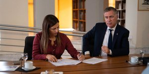 H Σοφία Ζαχαράκη υπογράφει σύμβαση