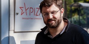 Ο Κώστας Ζαχαριάδης έξω από τα γραφεία του ΣΥΡΙΖΑ