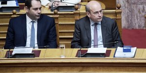Ο Θάνος Πετραλιάς και ο Κωστής Χατζηδάκης στη Βουλή