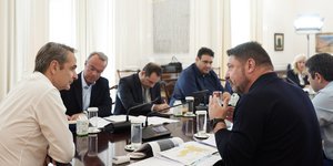 Ο Κυριάκος Μητσοτάκης και ο Νίκος Χαρδαλιάς σε σύσκεψη για την αντιπλημμυρική προστασία